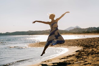 Faces of Summer: 16 νέα πρόσωπα φωτογραφίζονται σε κομβικά σημεία της παραλιακής