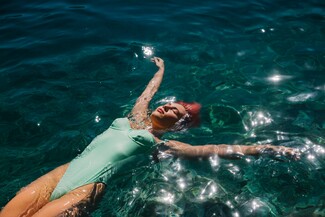 Faces of Summer: 16 νέα πρόσωπα φωτογραφίζονται σε κομβικά σημεία της παραλιακής