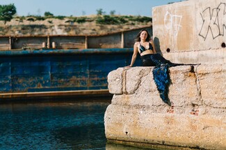 Faces of Summer: 16 νέα πρόσωπα φωτογραφίζονται σε κομβικά σημεία της παραλιακής