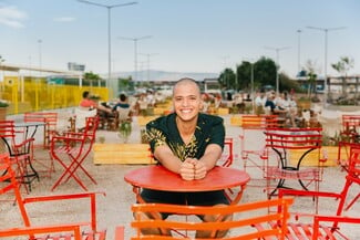 Faces of Summer: 16 νέα πρόσωπα φωτογραφίζονται σε κομβικά σημεία της παραλιακής