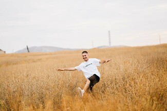 Faces of Summer: 16 νέα πρόσωπα φωτογραφίζονται σε κομβικά σημεία της παραλιακής