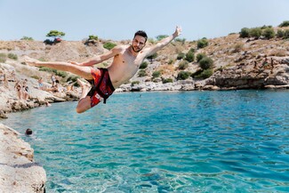 Faces of Summer: 16 νέα πρόσωπα φωτογραφίζονται σε κομβικά σημεία της παραλιακής