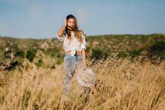 Faces of Summer: 16 νέα πρόσωπα φωτογραφίζονται σε κομβικά σημεία της παραλιακής