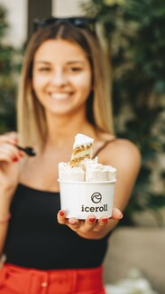 Iceroll: Οι αγαπημένες γεύσεις παγωτού «ρολάρουν» στο Χαλάνδρι