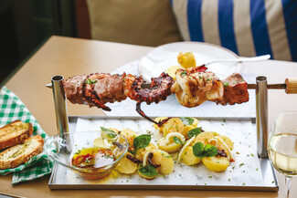Mezze: Αυθεντικές ελληνικές γεύσεις σε ένα σύγχρονο μεζεδοπωλείο