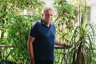 O Σταύρος Μπένος μιλά για το «Διάζωμα», την κόντρα του με το υπουργείο Πολιτισμού και την «μετα-οθωμανική» δημόσια διοίκηση