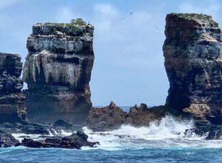 Galapagos Islands: Erosion fells Darwin's Arch