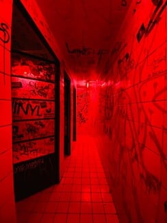 Intrepid Fox: Αυθεντική underground πρόταση που αλλάζει το κέντρο της Αθήνας