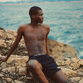 Calvin Klein: Επιλέξαμε τα μαγιό και τα αξεσουάρ που θα δείχνουν διαχρονικά και stylish όλο το καλοκαίρι