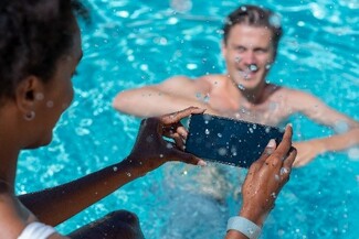 Δες εδώ το smartphone που θα πάρεις μαζί σου και μέσα στη θάλασσα φέτος το καλοκαίρι!