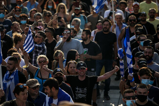 Τραυματίας στα Προπύλαια- Ένταση και χημικά στη συγκέντρωση κατά του υποχρεωτικού εμβολιασμού στο Σύνταγμα