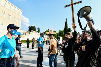 Τραυματίας στα Προπύλαια- Ένταση και χημικά στη συγκέντρωση κατά του υποχρεωτικού εμβολιασμού στο Σύνταγμα