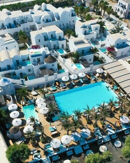 Nikki Beach Resort & Spa Santorini: Ένα ξεχωριστό εορταστικό event σε μια από τις πιο όμορφες παραλίες της Σαντορίνης