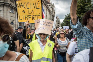 Χιλιάδες Γάλλοι στους δρόμους κατά της κάρτας υγείας: «Κινδυνεύουν οι ελευθερίες μας»