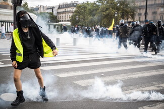 Χιλιάδες Γάλλοι στους δρόμους κατά της κάρτας υγείας: «Κινδυνεύουν οι ελευθερίες μας»