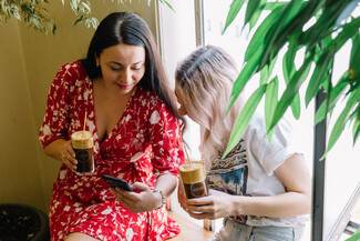 «Κάνε το καλοκαίρι σου να μετράει»: Μοιράσου την απόλαυση ενός παγωμένου Nescafé frappé με μια αγαπημένη φίλη