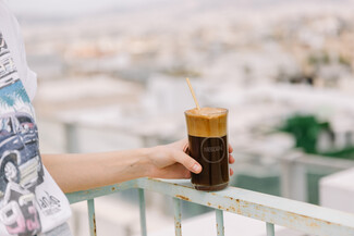 «Κάνε το καλοκαίρι σου να μετράει»: Βγες από το σπίτι και απόλαυσε τον καφέ σου με θέα το ηλιοβασίλεμα στην πόλη