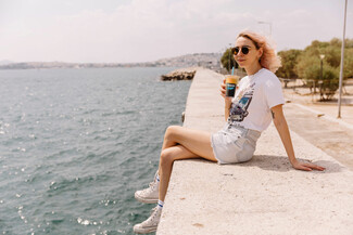 «Κάνε το καλοκαίρι σου να μετράει»: Αντί για κάποιο στενό της πόλης, απόλαυσε τον καφέ σου μπροστά στη θάλασσα