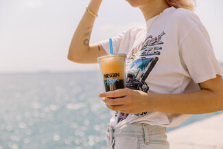 «Κάνε το καλοκαίρι σου να μετράει»: Αντί για κάποιο στενό της πόλης, απόλαυσε τον καφέ σου μπροστά στη θάλασσα