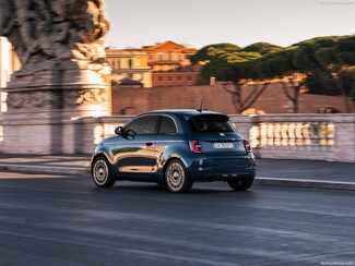 Fiat 500 full electric: Γιόγκα μέσα στην κυκλοφορία