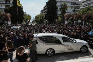 Mad Clip: Πλήθος κόσμου στην κηδεία του Πίτερ Αναστασόπουλου- Μεταδίδεται live