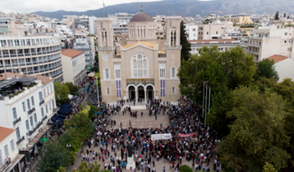 «Αθάνατος» φώναζε το πλήθος αποχαιρετώντας τον Μίκη Θεοδωράκη έξω από τη Μητρόπολη Αθηνών