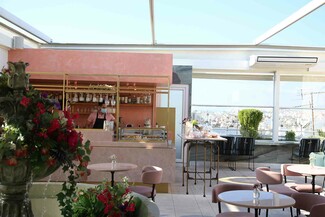 Το νέο roof garden της Καλλιθέας είναι «pretty in pink»