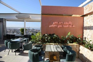 Το νέο roof garden της Καλλιθέας είναι «pretty in pink»