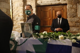 Εκατοντάδες πολίτες αποχαιρετούν την Φώφη Γεννηματά- Σύσσωμη η ηγεσία του ΚΙΝ.ΑΛ.