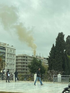Φωτιά στο κέντρο της Αθήνας, σε κτίριο στην οδό Μητροπόλεως