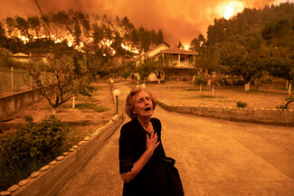 TIME: Στις φωτογραφίες της χρονιάς ο σπαραγμός της ηλικιωμένης από τη φωτιά στην Εύβοια