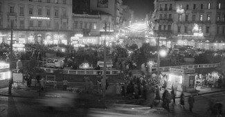 Eμβληματικές φωτογραφίες που αποτυπώνουν την Αθήνα περασμένων δεκαετιών κατά τη διάρκεια των γιορτών