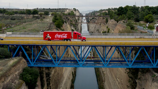 Το φορτηγό της Coca-Cola μοίρασε το πνεύμα των Χριστουγέννων και της αλληλεγγύης παντού 