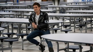 Σχεδιαστής μηνύει τη Lego- Για μπουφάν σε παιχνίδι από το σετ της σειράς Queer Eye