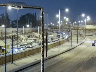 Αμέτρητοι οδηγοί πέρασαν τη νύχτα στους χιονισμένους δρόμους: Συνεχίζονται οι επιχειρήσεις απεγκλωβισμού