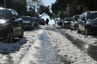 Κακοκαιρία «Ελπίς»: Αποκλεισμένοι δρόμοι σε γειτονιές της Αθήνας, θαμμένα τα αυτοκίνητα για 3η μέρα