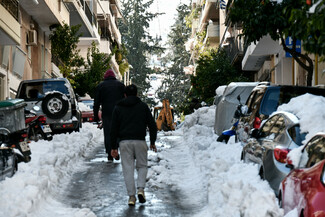 Κακοκαιρία «Ελπίς»: Αποκλεισμένοι δρόμοι σε γειτονιές της Αθήνας, θαμμένα τα αυτοκίνητα για 3η μέρα