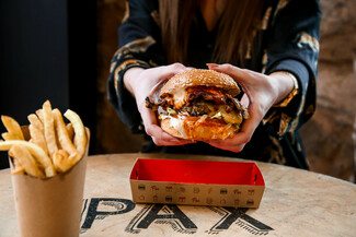 Ο Σταύρος Βαρθαλίτης και τα PAX Burgers δημιουργούν ένα «talk of the town» burger