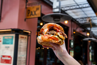 Ο Σταύρος Βαρθαλίτης και τα PAX Burgers δημιουργούν ένα «talk of the town» burger