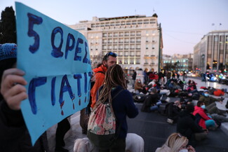 Ορειβάτες και χιονοδρόμοι ξάπλωσαν στο Σύνταγμα- Διαμαρτυρία για τον θάνατο του 21χρονου σκιέρ