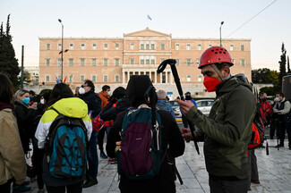 Ορειβάτες και χιονοδρόμοι ξάπλωσαν στο Σύνταγμα- Διαμαρτυρία για τον θάνατο του 21χρονου σκιέρ