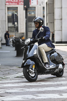 Vespa Gts: Το ξεκίνημα μιας περιπέτειας με καινοτομία και στυλ 