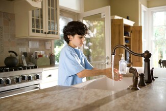 6 tips από γονείς για μάθετε τα παιδιά να έχουν ένα καθαρό και τακτοποιημένο σπίτι