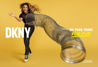 Η DKNY συνεχίζει την DO YOUR THING καμπάνια της, φέρνοντας στο προσκήνιο τις αληθινές αξίες