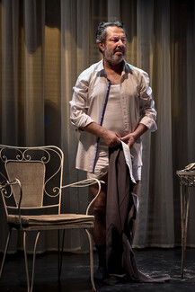 «Αυτός, το Ξόδι και το Παντελόνι του» του Ιάκωβου Καμπανέλλη στη σκηνή του θεάτρου Σταθμός