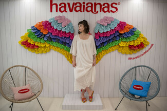Βρήκαμε τις Havaianas που θα συμπληρώσουν όλα τα looks μας φέτος το καλοκαίρι
