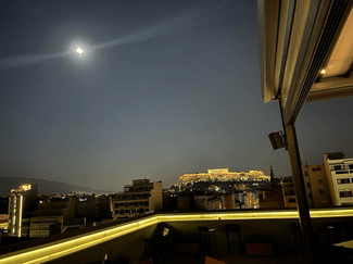 OLYMPIAS, THE ROOFTOP BAR: Μουσική στην Πανσέληνο, στην καρδιά της Αθήνας