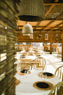 Kookoonari beach bar restaurant: Γεύσεις, κοκτέιλ και εξωτική ατμόσφαιρα σε μία από τις πιο όμορφες παραλίες της Μεσσηνίας. 
