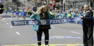 Bobbi Gibb: Η γυναίκα που άλλαξε τον τρόπο συμμετοχής στους Μαραθωνίους