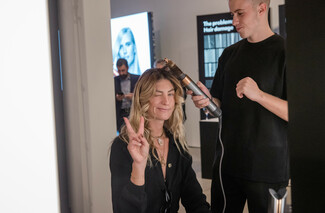 To νέο Airwrap multi-styler της Dyson ήρθε στην Ελλάδα και γιόρτασε με ένα φαντασμαγορικό Hair Science Event